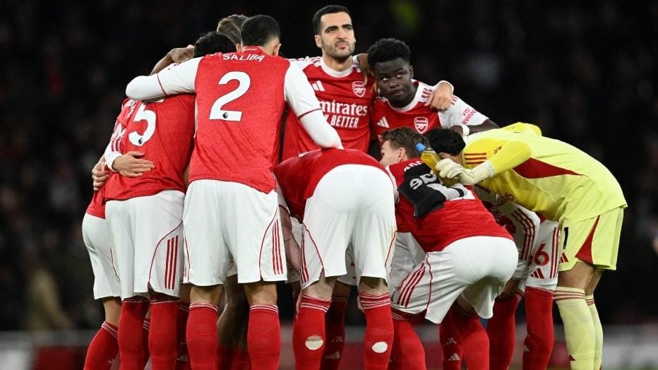 李嗣镕姐弟俩观战足协杯决赛，姐姐晒明媚穿搭，与张稀哲合影（李嗣镕姐弟亮相足协杯决赛现场，姐姐晒活力穿搭并与张稀哲合影）