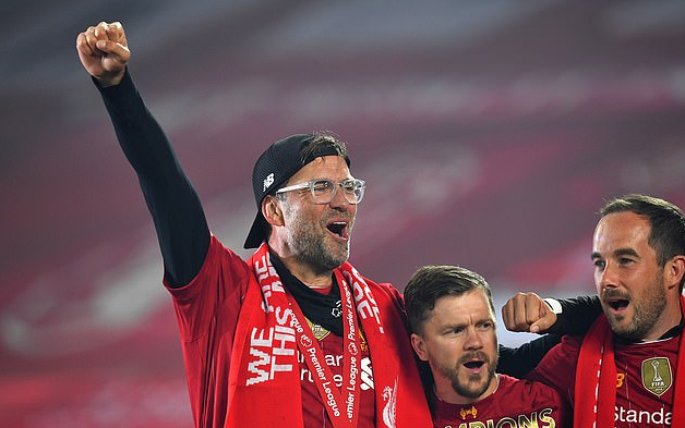 看台炸了，替补席却沉默（看台沸腾，替补席却无声）