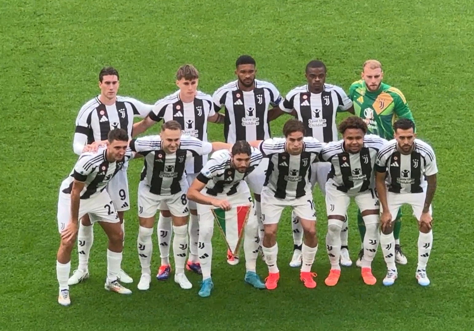 雄鹿官方：AJ·格林左肩挫伤，本场对阵76人不会回归（雄鹿官宣：AJ·格林左肩挫伤，今日战76人缺席剩余比赛）