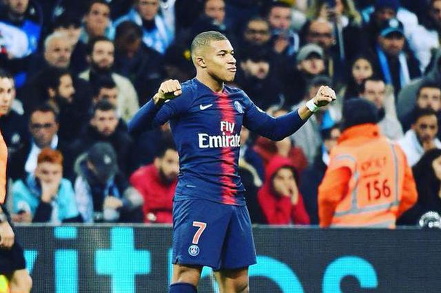 这大坏蛋！海港队庆祝夺冠时，蒋光太扒掉了古斯塔沃的裤子（庆冠夜笑翻场：海港队庆祝时，蒋光太恶作剧拉下古斯塔沃的球裤）