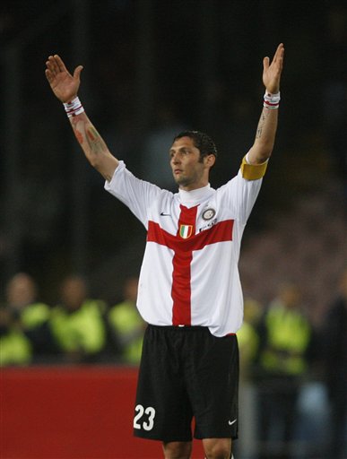 中超赛场争议判罚：VAR判罚引发热议,（中超场上风波再起：VAR判罚成焦点）