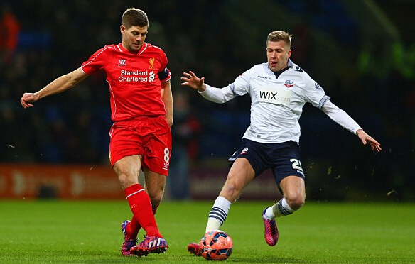 官方：明夏世界杯上下半场中段有强制补水时间，每次3分钟（FIFA官宣：明夏世界杯每半场中段设3分钟强制补水暂停）